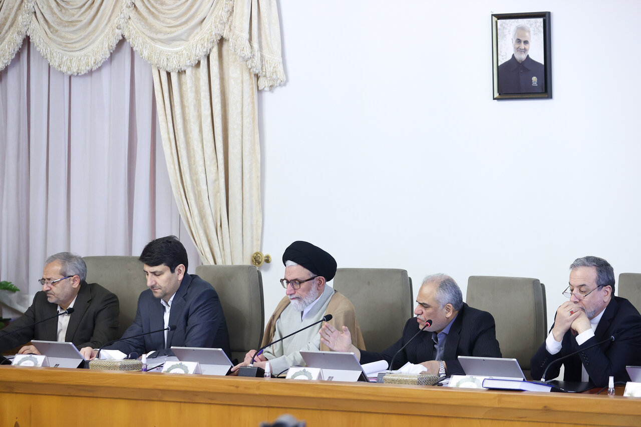 اولین جلسه دولت پزشکیان در سال ۱۴۰۴/ عارف نیامد؛ دبیری کجاست؟+ تصاویر