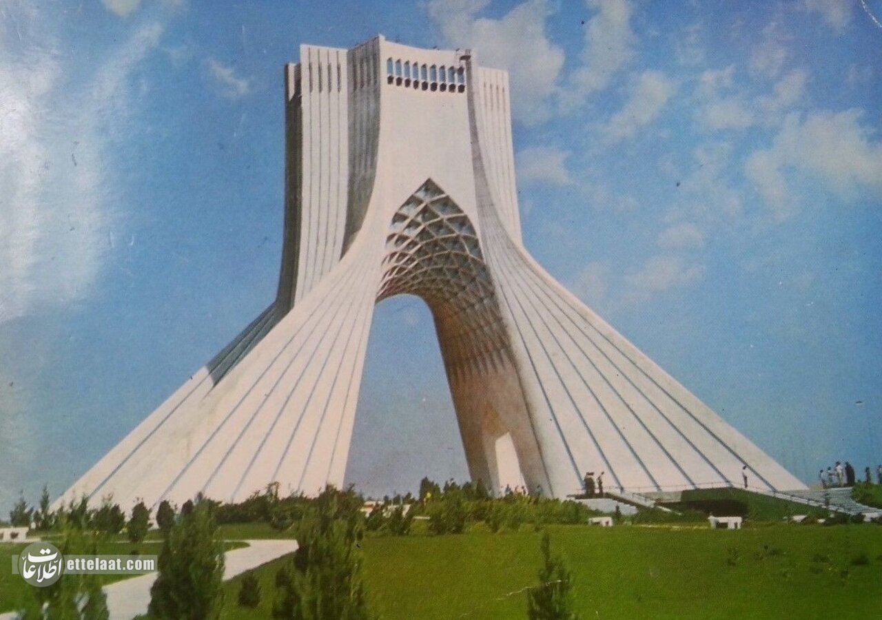 تصاویر کمتر دیده شده از میدانهای قدیمی تهران/ کارتپستال فروشی ۵۰ سال پیش