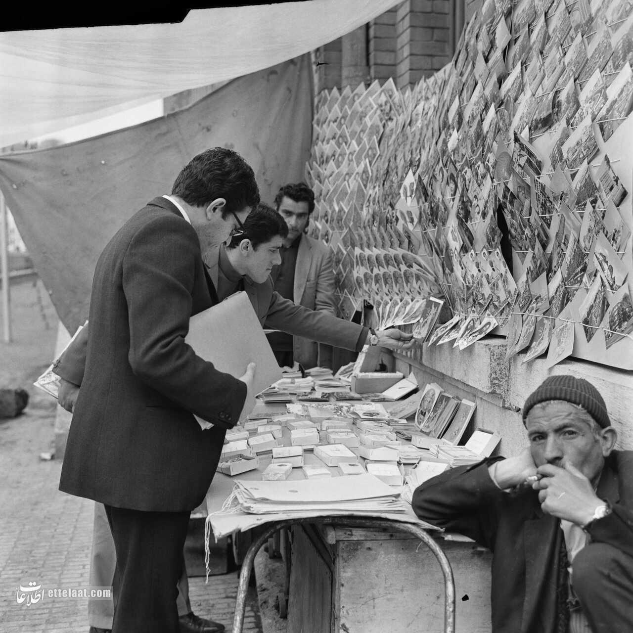 تصاویر کمتر دیده شده از میدانهای قدیمی تهران/ کارتپستال فروشی ۵۰ سال پیش