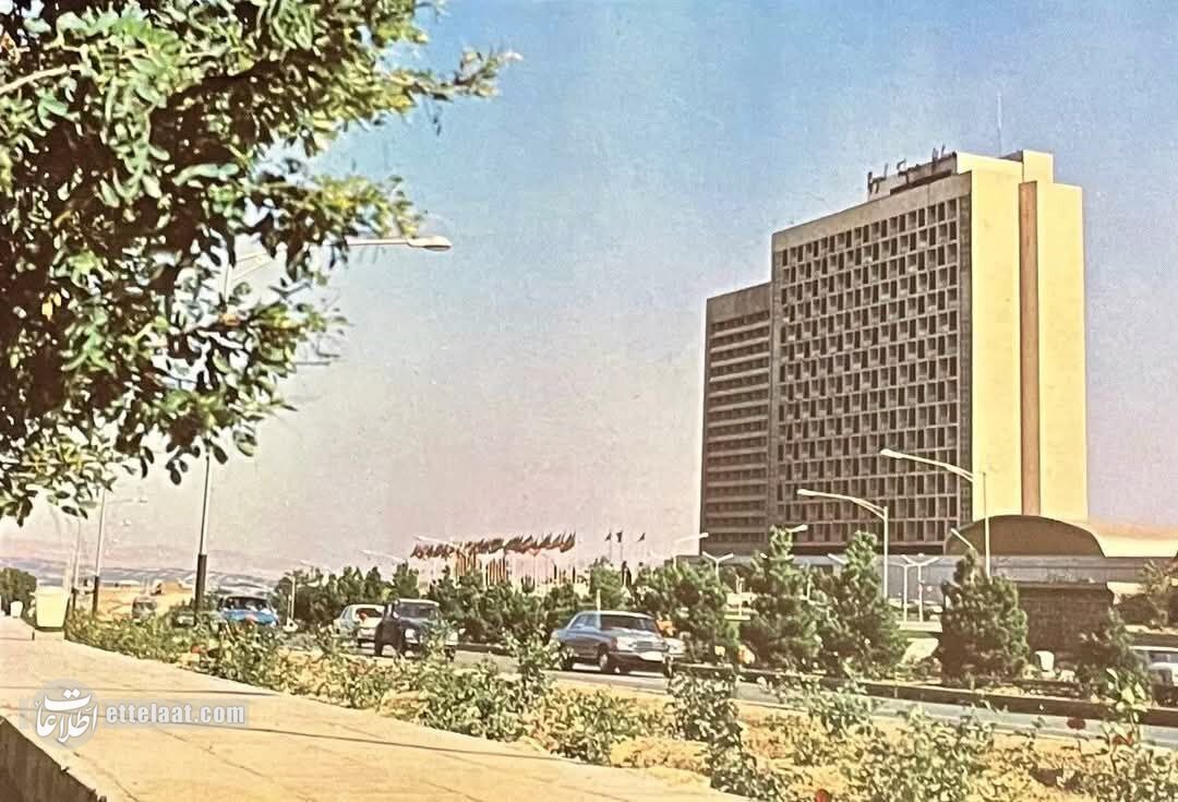 تصاویر کمتر دیده شده از میدانهای قدیمی تهران/ کارتپستال فروشی ۵۰ سال پیش