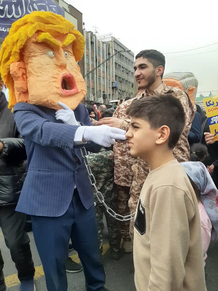 یک زوج اندونزیایی در راهپیمایی روز قدس مشهد/ دستان ترامپ با زنجیر بسته شد/ حضور مردی با کفن پوشیده شده از شعار در راهپیمایی روز قدس