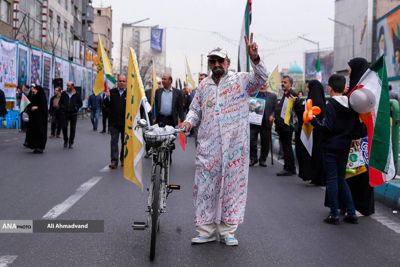 یک زوج اندونزیایی در راهپیمایی روز قدس مشهد/ دستان ترامپ با زنجیر بسته شد/ حضور مردی با کفن پوشیده شده از شعار در راهپیمایی روز قدس