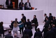 ببینید | درگیری شدید نمایندگان حامی اردوغان و امام‌اوغلو در مجلس ترکیه!