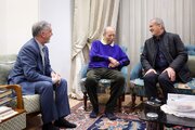 ببینید | آوازخوانی استاد علی نصیریان در دیدار رئیس جمهور پزشکیان با او به مناسبت روز جهانی تئاتر