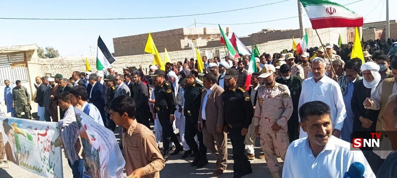 تصویری از عکس یادگاری یک دختر بچه با نماد شهادت یحیی سنوار / «خاک اسرائیل را به توبره میکشیم»؛ بنر یک شهروند در راهپیمایی روز قدس 3