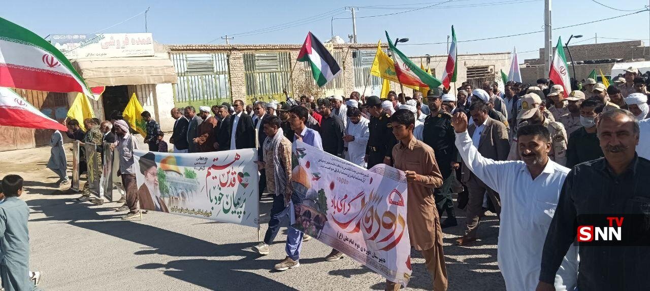 تصویری از عکس یادگاری یک دختر بچه با نماد شهادت یحیی سنوار/ «خاک اسرائیل را به توبره می‌کشیم»؛ بنر یک شهروند در راهپیمایی روز قدس