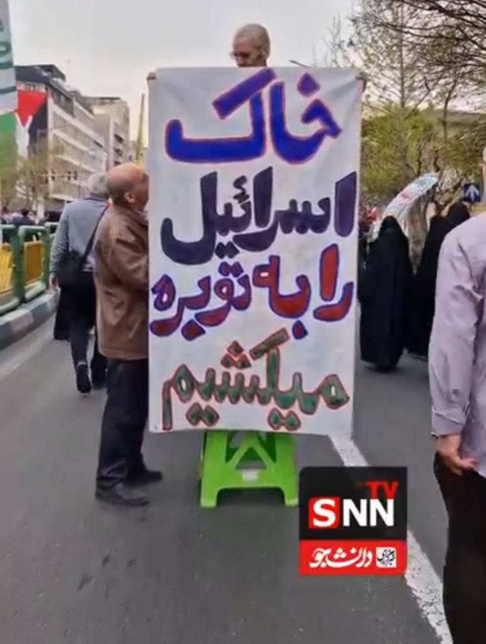 تصویری از عکس یادگاری یک دختر بچه با نماد شهادت یحیی سنوار / «خاک اسرائیل را به توبره میکشیم»؛ بنر یک شهروند در راهپیمایی روز قدس 4