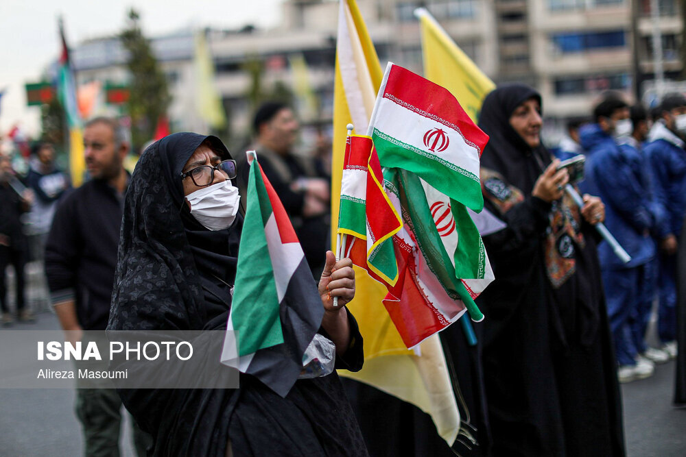 مردم با کدام پرچم ها در روز قدس شرکت کردند؟/ نماد کودکان کفن شده غزه در راهپیمایی تهران