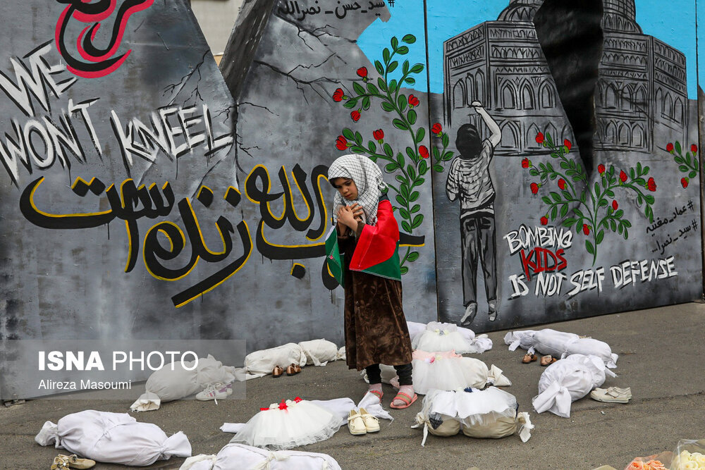 مردم با کدام پرچم ها در روز قدس شرکت کردند؟/ نماد کودکان کفن شده غزه در راهپیمایی تهران