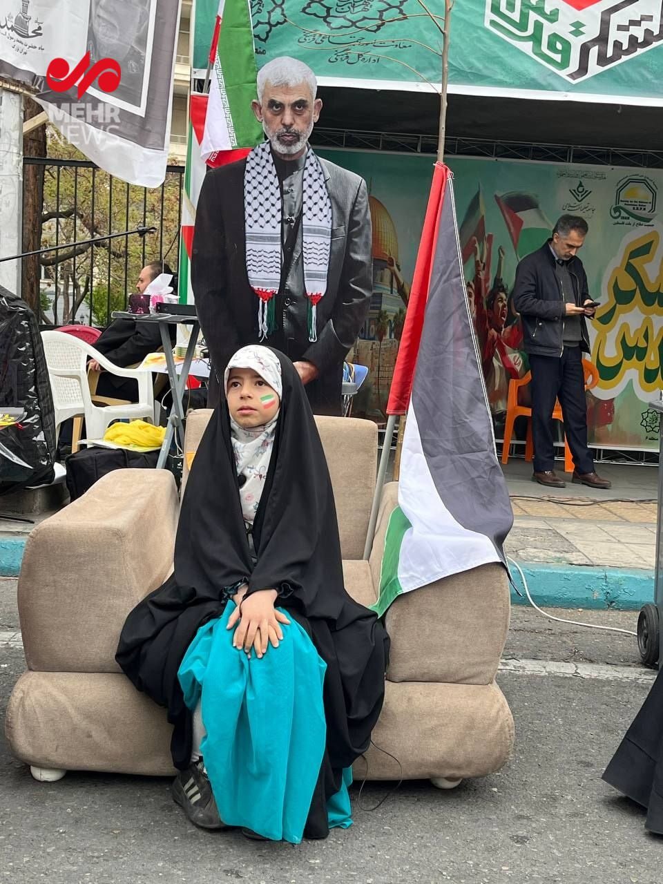تصویری از عکس یادگاری یک دختر بچه با نماد شهادت یحیی سنوار / «خاک اسرائیل را به توبره میکشیم»؛ بنر یک شهروند در راهپیمایی روز قدس 5