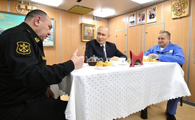 پوتین در کنار زیردریایی هستهای درباره اوکراین پیشنهاد داد/عکس