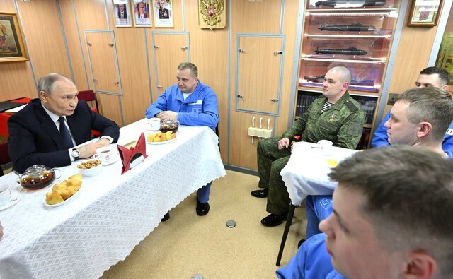 پوتین در کنار زیردریایی هستهای درباره اوکراین پیشنهاد داد/عکس