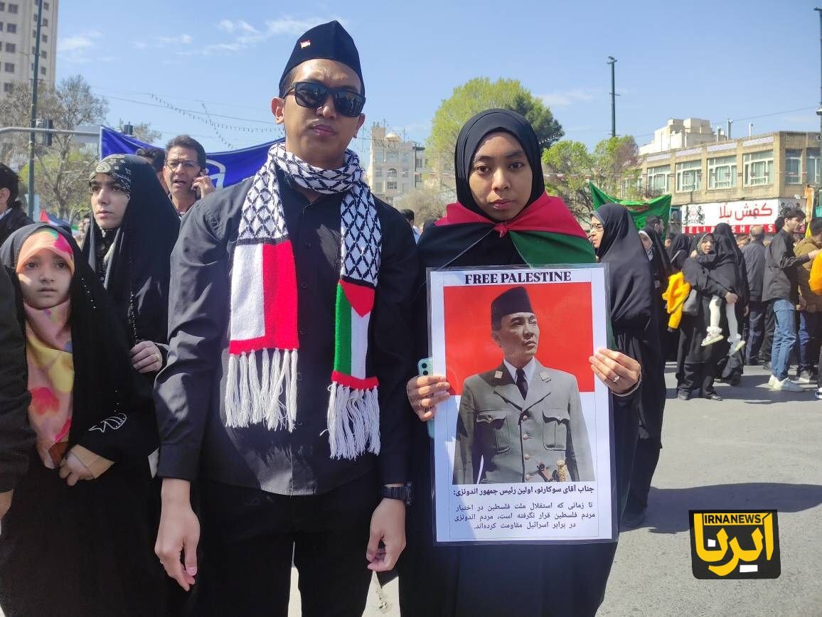 یک زوج اندونزیایی در راهپیمایی روز قدس مشهد/ دستان ترامپ با زنجیر بسته شد/ حضور مردی با کفن پوشیده شده از شعار در راهپیمایی روز قدس