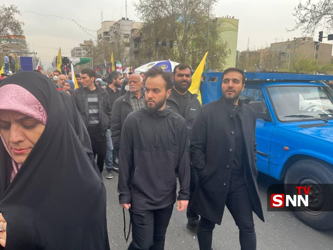یک زوج اندونزیایی در راهپیمایی روز قدس مشهد/ دستان ترامپ با زنجیر بسته شد/ حضور مردی با کفن پوشیده شده از شعار در راهپیمایی روز قدس