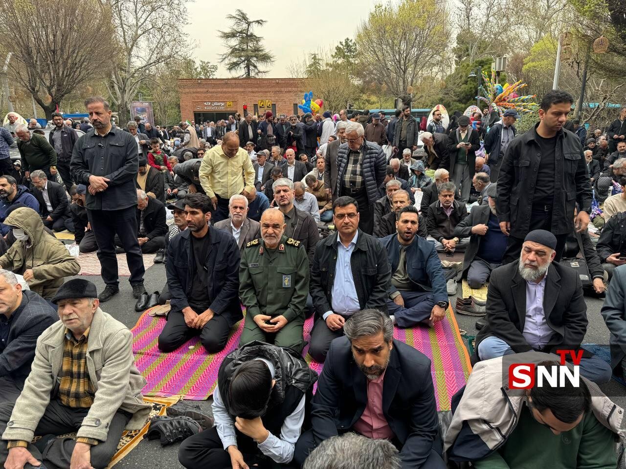 تصویری از علی لاریجانی در راهپیمایی روز قدس/ فرماندهان ارشد سپاه میان جمعیت حضور یافتند/ سردار قاآنی هم آمد