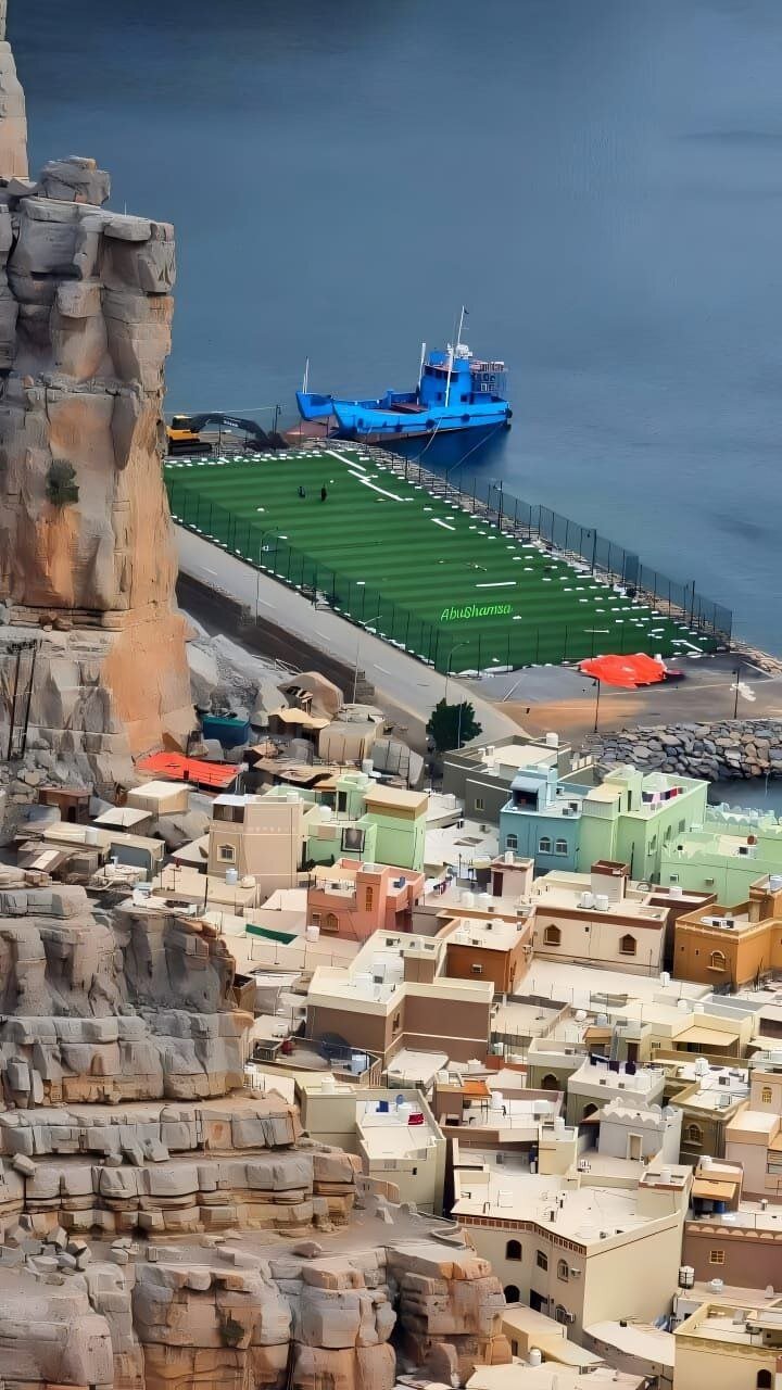 عکس | زمین فوتبال خارق العاده در روستای کمزار در کشور عمان