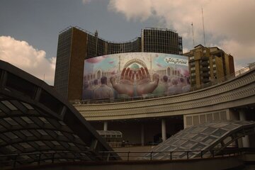 عید بندگی روی دیوارنگاره میدان ولیعصر (عج) عید بندگی روی دیوارنگاره میدان ولیعصر (عج)