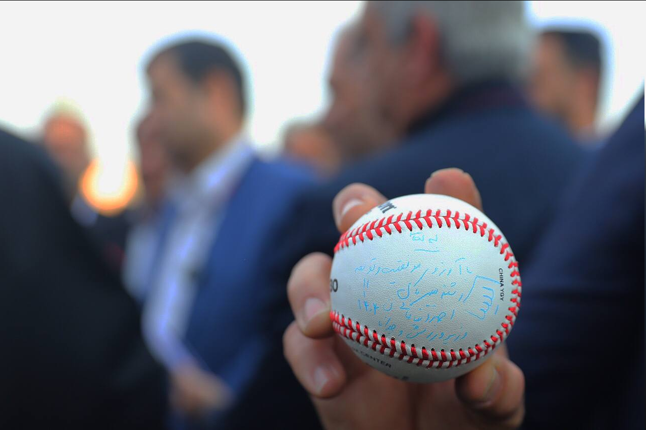 عکس| یادگاری و آرزوی دنیامالی برای بیسبال ایران