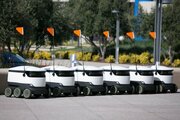 ببینید | ربات‌های «پیک» در پشت چراغ قرمز در مسکو