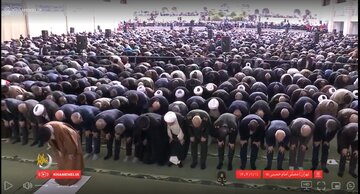 عکسی از پزشکیان، سیدحسن خمینی، عراقچی، سردار سلامی و قالیباف در صف اول نماز عید فطر به امامت رهبر انقلاب