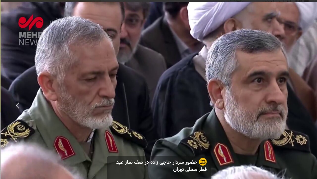 عکسی از علی لاریجانی و سردار حاجی زاده در نماز عید فطر به اقامت رهبری/ سردار نقدی و مهدی چمران هم آمدند