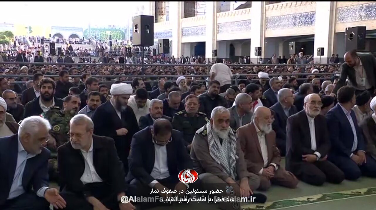 عکسی از علی لاریجانی و سردار حاجی زاده در نماز عید فطر به اقامت رهبری/ سردار نقدی و مهدی چمران هم آمدند