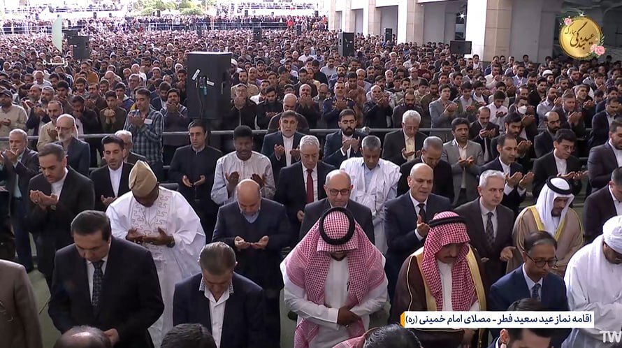 عکسی از حضور سفرا و نمایندگان دیپلماتیک کشورهای خارجی در مراسم نماز عید فطر به امامت رهبری