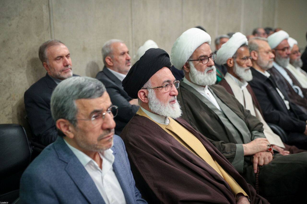 عکسی از محمود احمدی نژاد در بیت رهبری