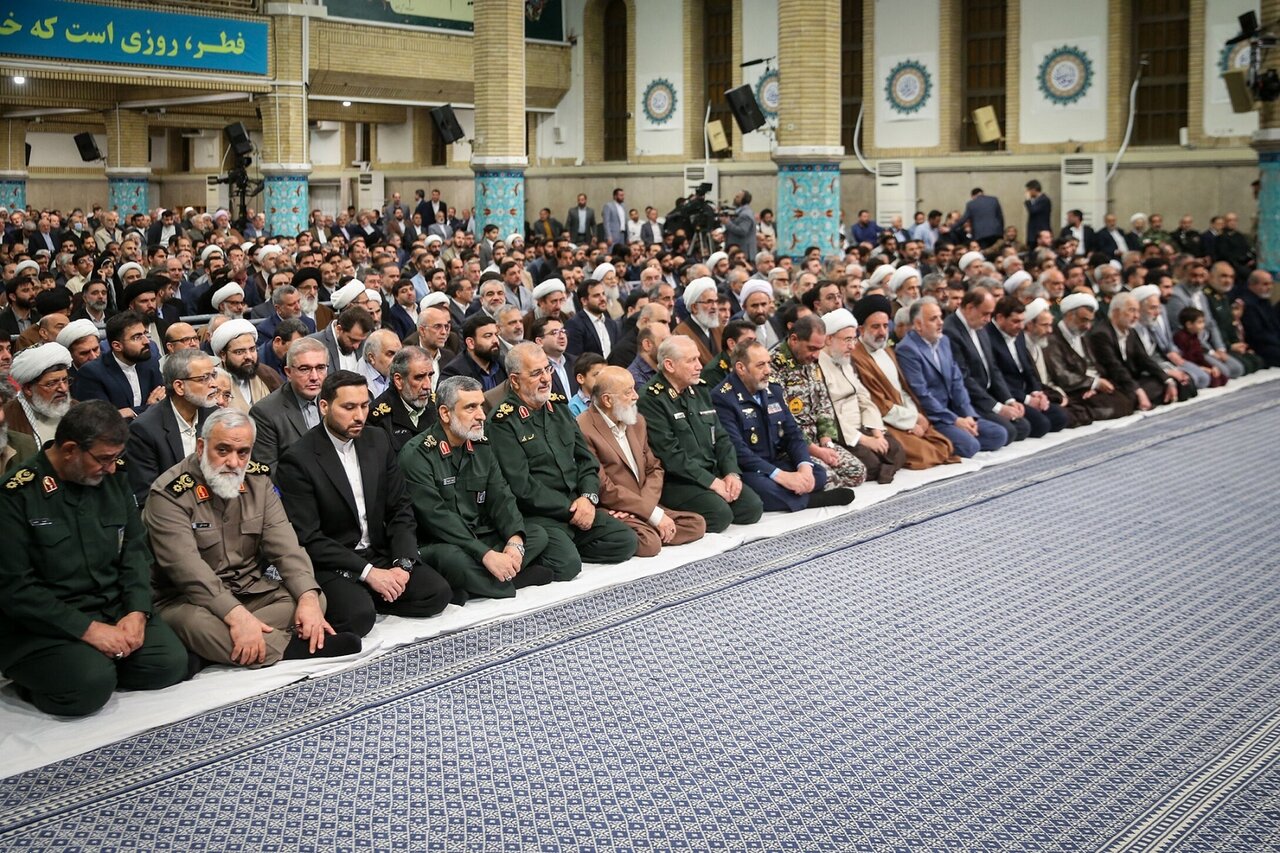 درخواست نزدیکان پزشکیان از دبیری برای استعفا/ معاون جنجال ساز هنوز در سفر توریستی است/ او نه به جلسه هیات دولت رفته، نه به سخنرانی امروز رهبری