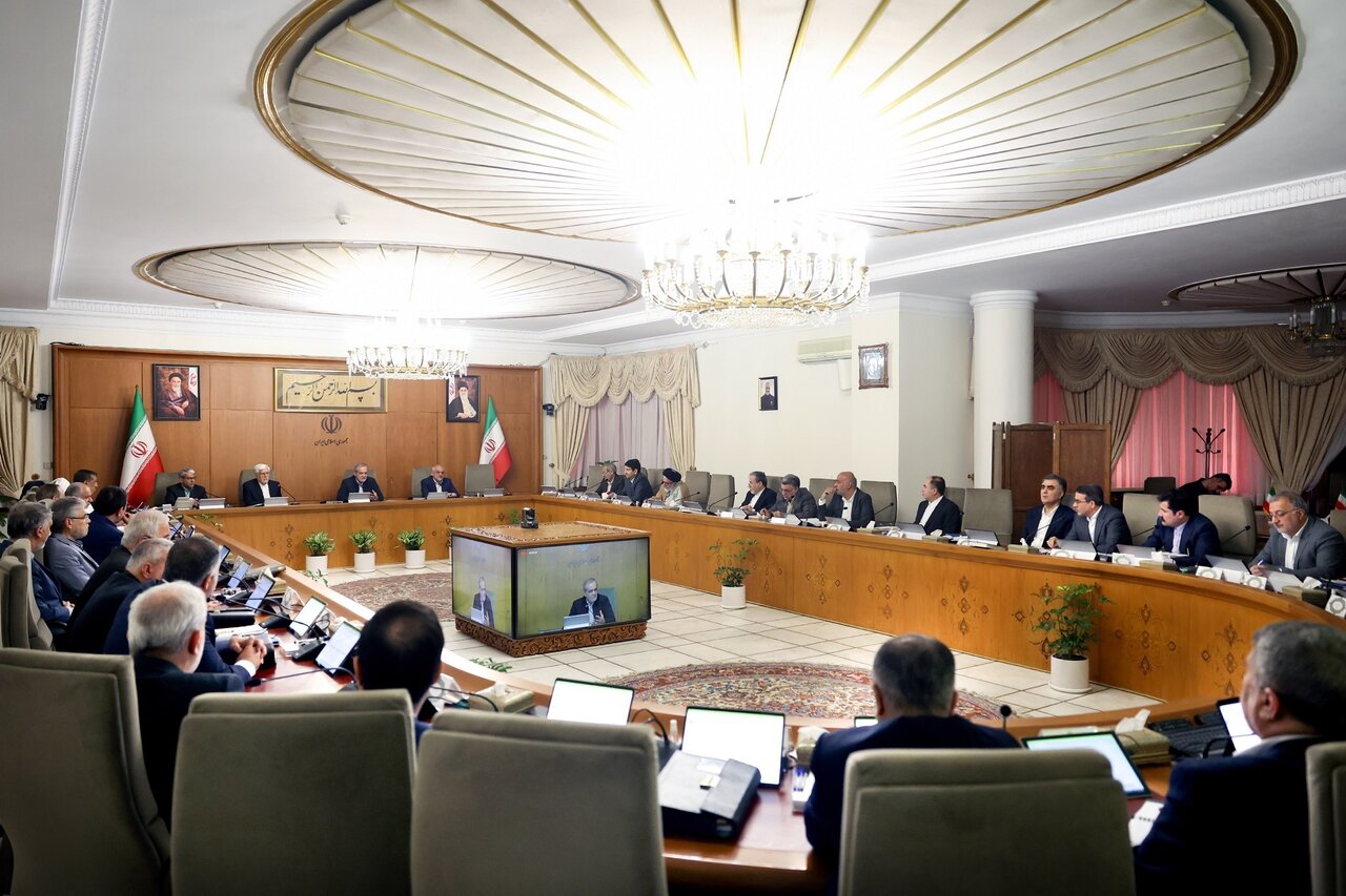 درخواست نزدیکان پزشکیان از دبیری برای استعفا/ معاون جنجال ساز هنوز در سفر توریستی است/ او نه به جلسه هیات دولت رفته، نه به سخنرانی امروز رهبری