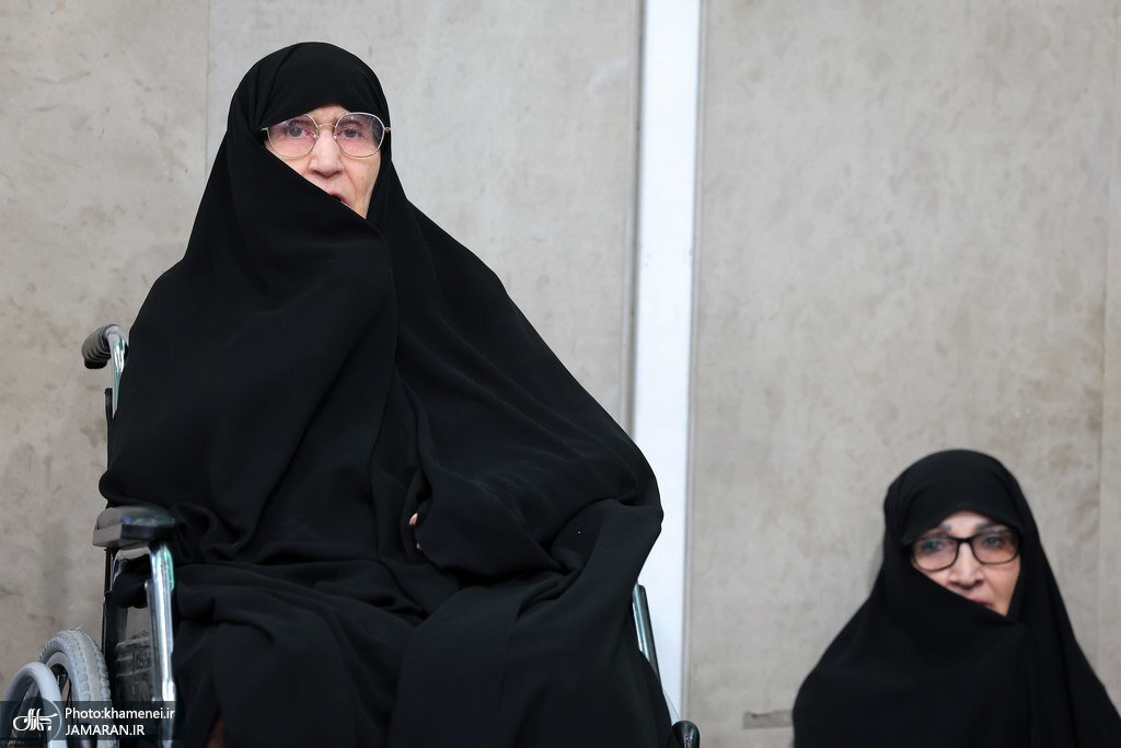 عکس دختر امام خمینی در دیدار با رهبری