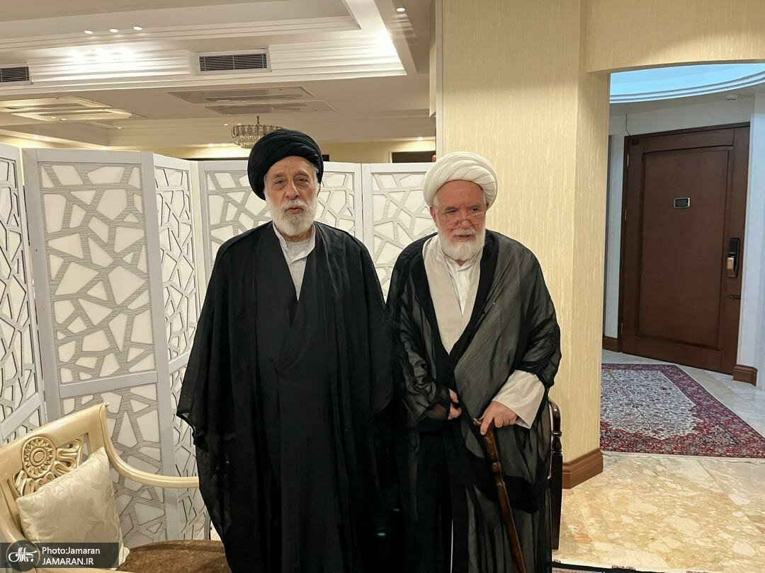 عکسی از سیدهادی خامنه ای در منزل مهدی کروبی بعد از رفع حصر