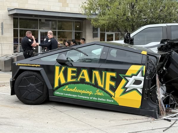 تصادف سنگین دو خودروی گرانقیمت/ تانک بنز، تسلا را از وسط نصف کرد! / عکس