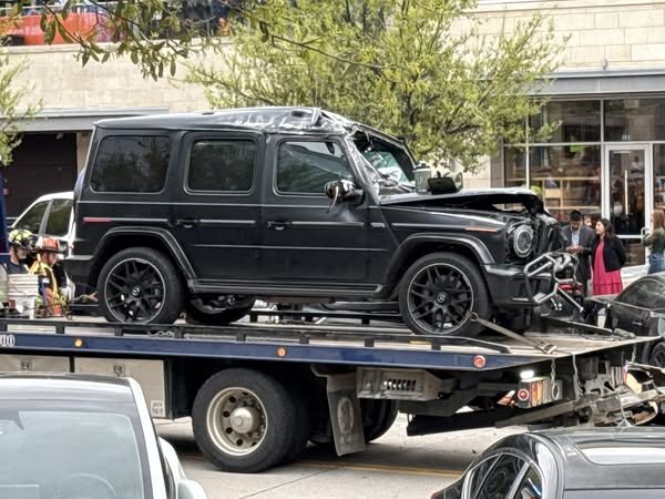 تصادف سنگین دو خودروی گرانقیمت/ تانک بنز، تسلا را از وسط نصف کرد! / عکس