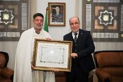 امام جماعت الجزایری و ترکیب معنویت و خلاقیت با کتابت قرآن +تصاویر