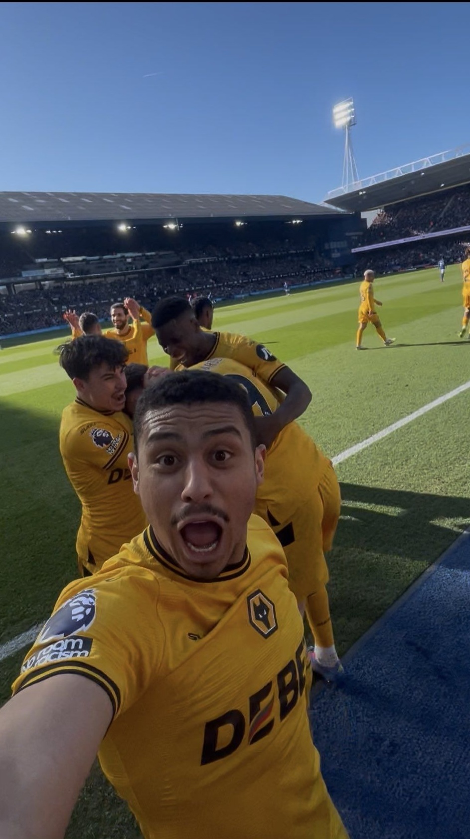 عکس| سلفی عجیب وسط زمین فوتبال!