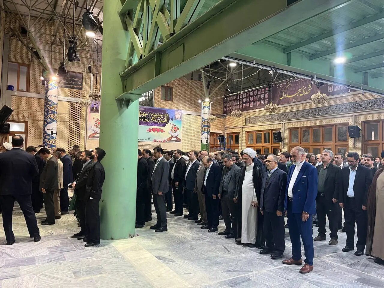 تصاویری از حسین شریعتمداری، کاظم صدیقی و پورمحمدی در یک مراسم تشییع/ ابوترابی فرد نماز را اقامه کرد