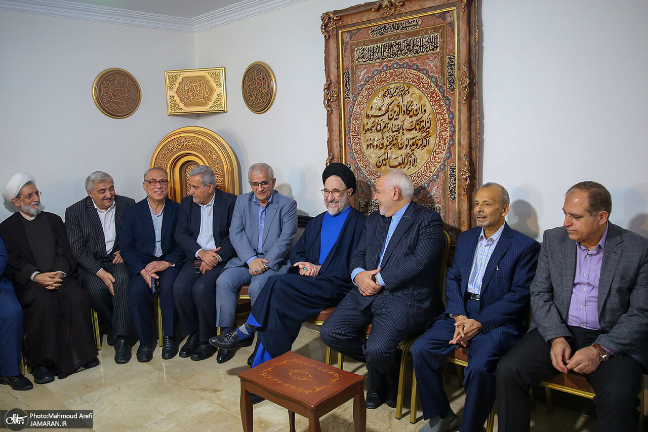 تصاویری از روز شلوغ سیدمحمد خاتمی/ سخنگوی دولت ابراز ارادت کرد/ ظریف در آغوش رئیس دولت اصلاحات/ خاتمی با چه ماشینی آمد؟