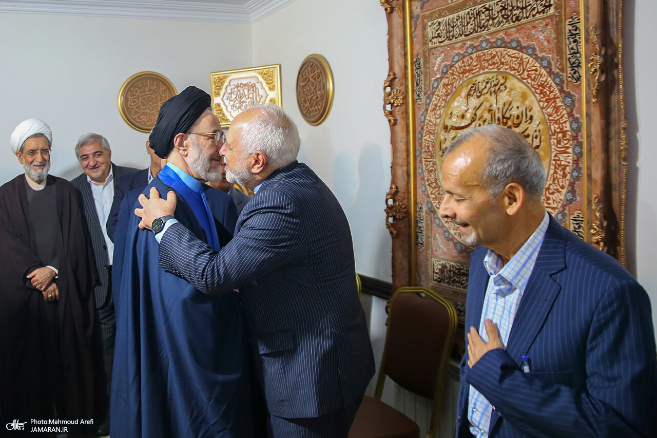 تصاویری از روز شلوغ سیدمحمد خاتمی/ سخنگوی دولت ابراز ارادت کرد/ ظریف در آغوش رئیس دولت اصلاحات/ خاتمی با چه ماشینی آمد؟