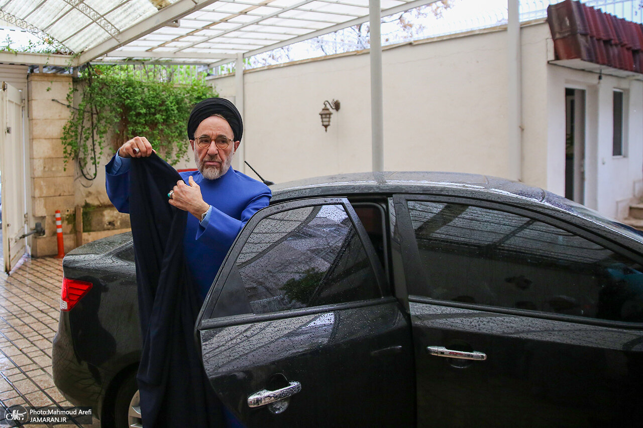 تصاویری از روز شلوغ سیدمحمد خاتمی/ سخنگوی دولت ابراز ارادت کرد/ ظریف در آغوش رئیس دولت اصلاحات/ خاتمی با چه ماشینی آمد؟