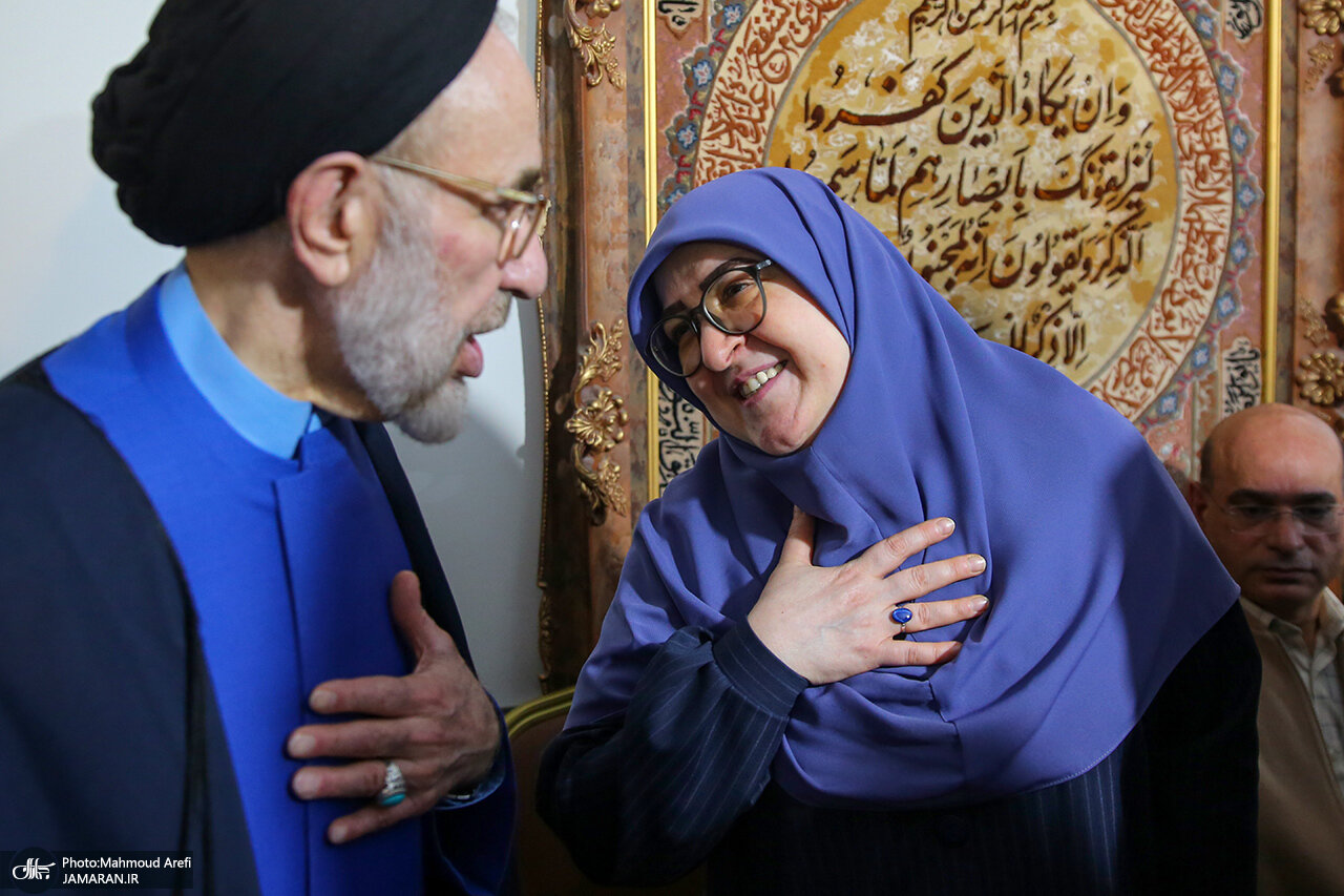 تصاویری از روز شلوغ سیدمحمد خاتمی/ سخنگوی دولت ابراز ارادت کرد/ ظریف در آغوش رئیس دولت اصلاحات/ خاتمی با چه ماشینی آمد؟