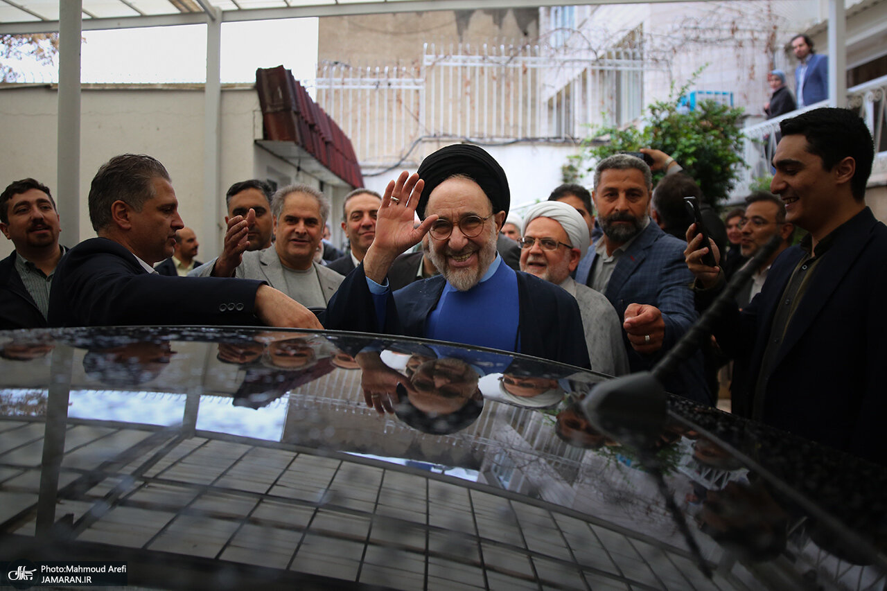 تصاویری از روز شلوغ سیدمحمد خاتمی/ سخنگوی دولت ابراز ارادت کرد/ ظریف در آغوش رئیس دولت اصلاحات/ خاتمی با چه ماشینی آمد؟