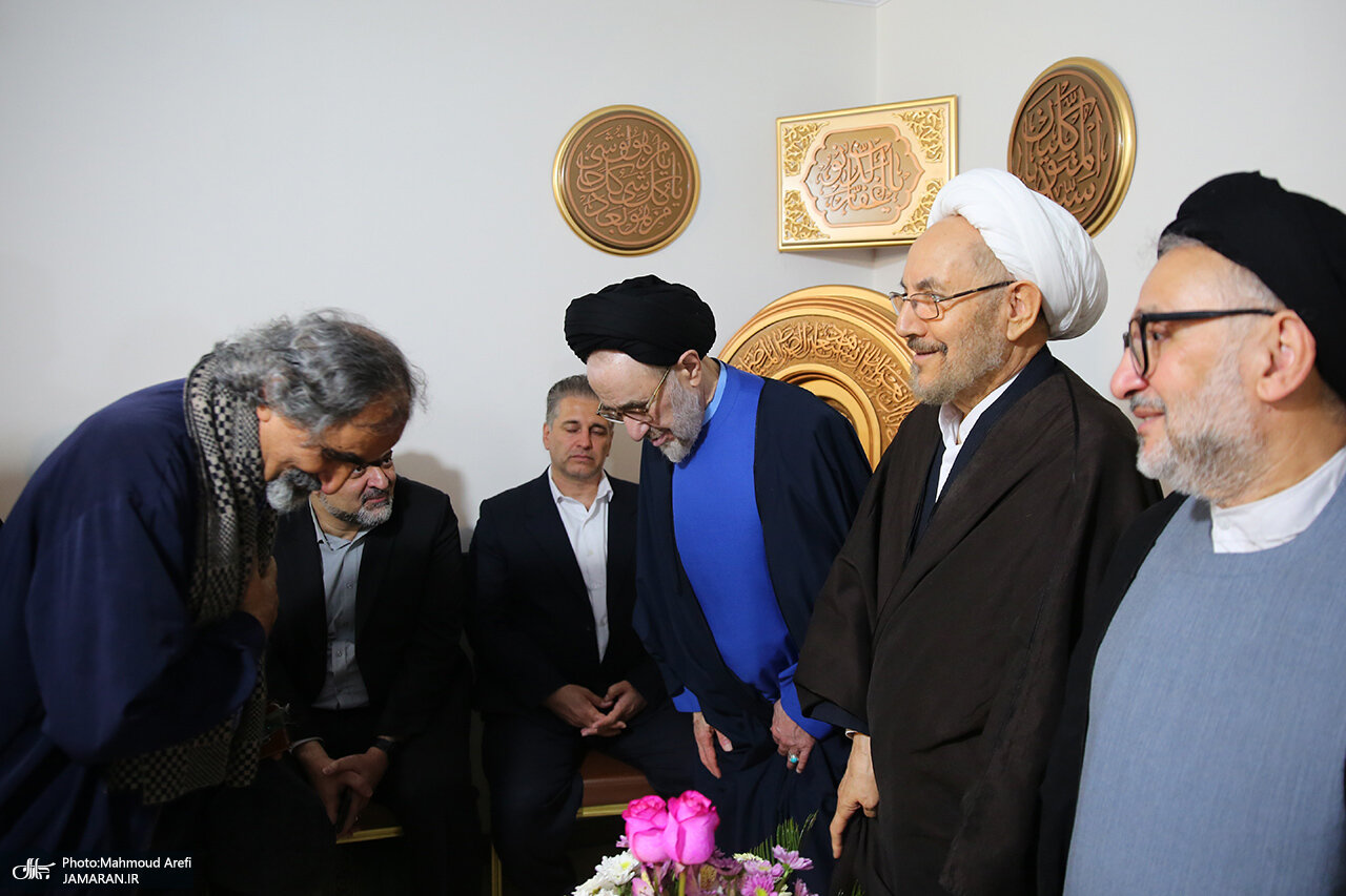 تصاویری از روز شلوغ سیدمحمد خاتمی/ سخنگوی دولت ابراز ارادت کرد/ ظریف در آغوش رئیس دولت اصلاحات/ خاتمی با چه ماشینی آمد؟