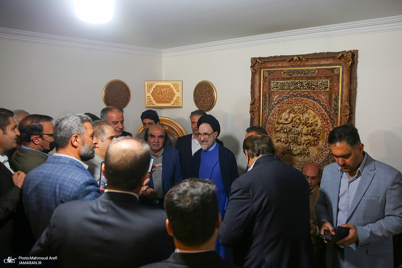 تصاویری از روز شلوغ سیدمحمد خاتمی/ سخنگوی دولت ابراز ارادت کرد/ ظریف در آغوش رئیس دولت اصلاحات/ خاتمی با چه ماشینی آمد؟