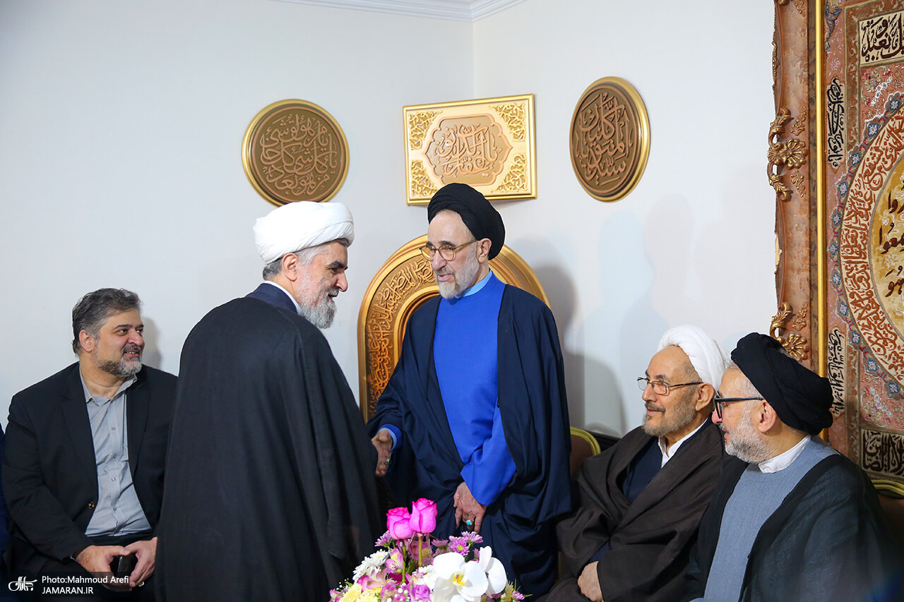 تصاویری از روز شلوغ سیدمحمد خاتمی/ سخنگوی دولت ابراز ارادت کرد/ ظریف در آغوش رئیس دولت اصلاحات/ خاتمی با چه ماشینی آمد؟