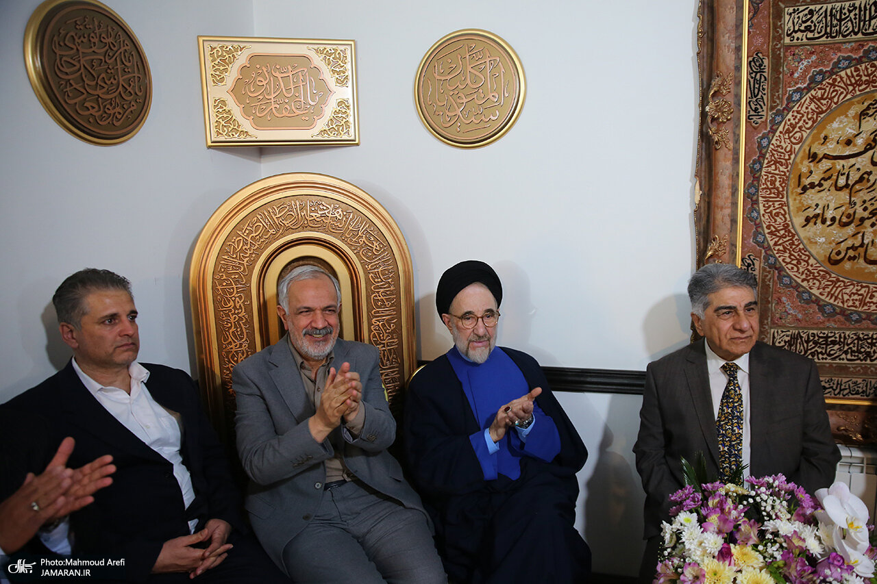 تصاویری از روز شلوغ سیدمحمد خاتمی/ سخنگوی دولت ابراز ارادت کرد/ ظریف در آغوش رئیس دولت اصلاحات/ خاتمی با چه ماشینی آمد؟