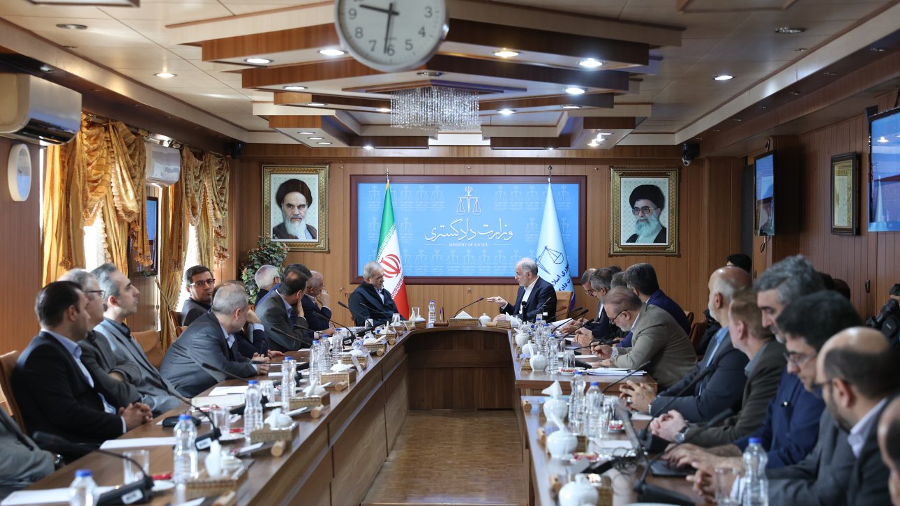 بازدید سرزده رئیس جمهوری از وزارت دادگستری+عکس