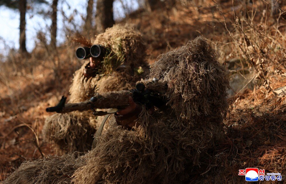 اون در حال تست یک تفنگ جدید/عکس