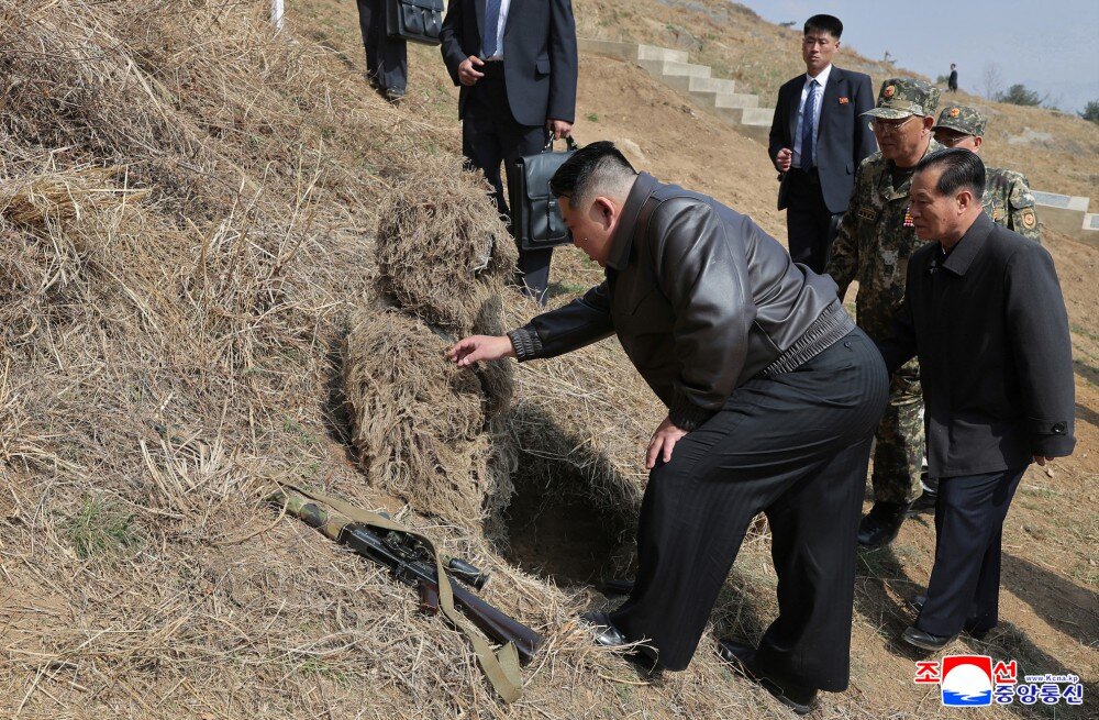 اون در حال تست یک تفنگ جدید/عکس