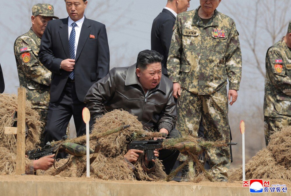 اون در حال تست یک تفنگ جدید/عکس